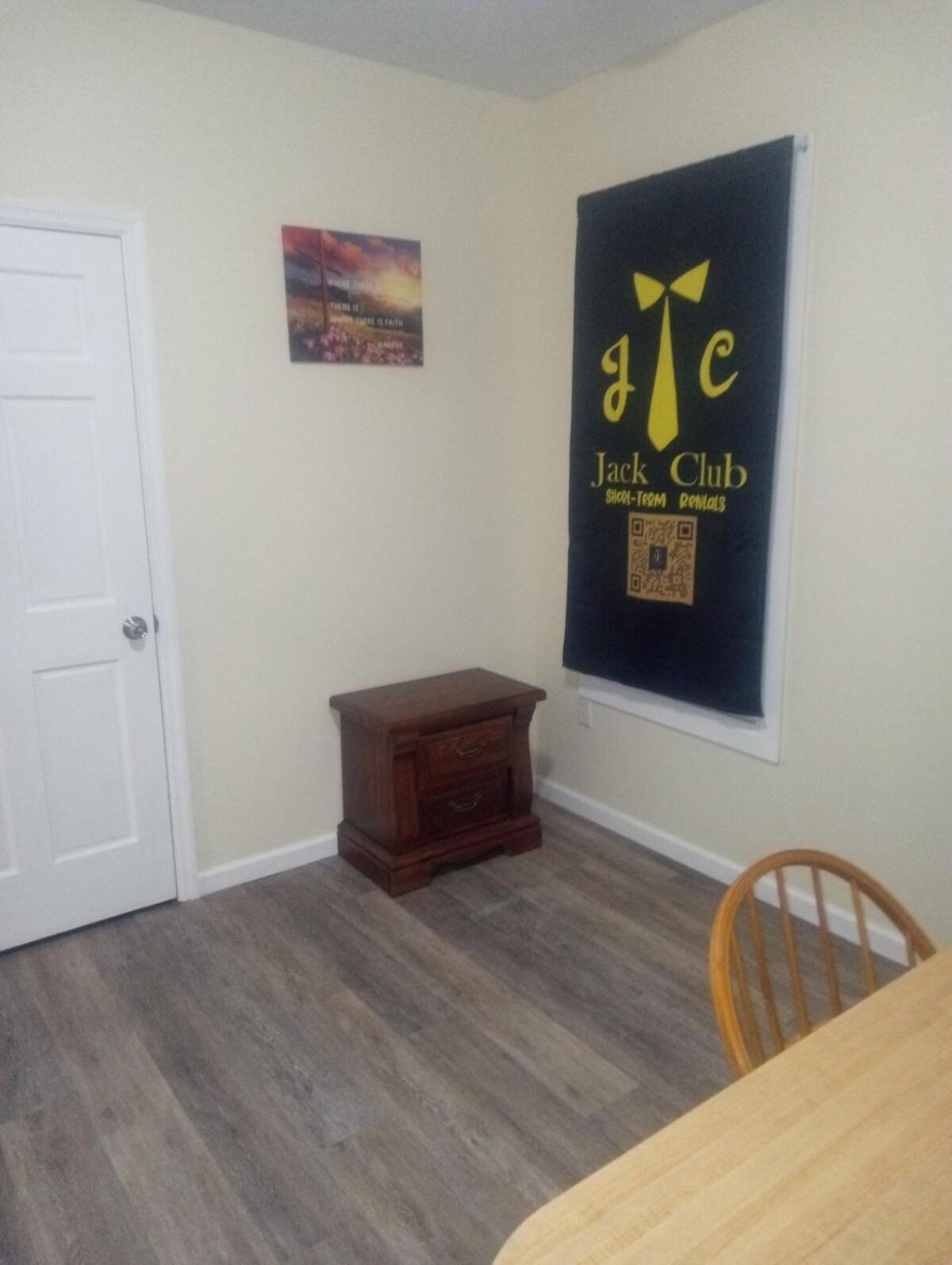 3 Bedroom With Free Parking Schenectady